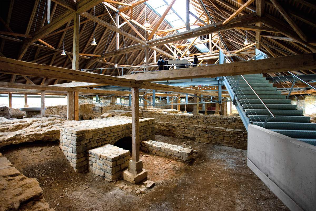 Easily recognisable from its characteristic walls: the various rooms of the Roman baths