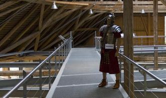 Blick auf einen Besucherlaufsteg der römischen Badruine Hüfingen mit Modell eines römischen Soldaten