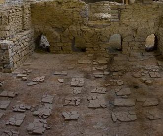 Innenansicht eines der Bäder in der römischen Badruine Hüfingen mit Resten des Bodenbelags