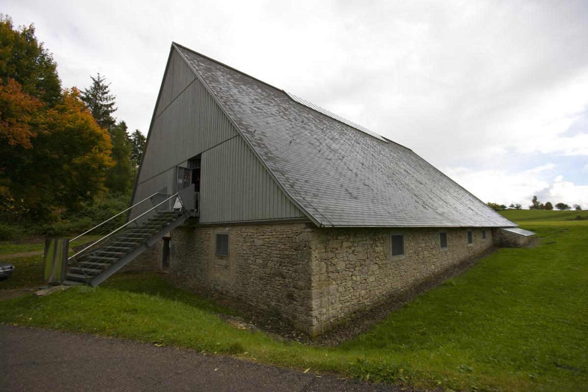 Außenansicht der Badruine Hüfingen mit Schutzbau