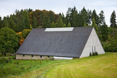 Außenansicht der Badruine Hüfingen mit Schutzbau