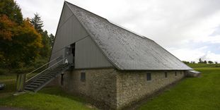 Außenansicht der Badruine Hüfingen mit Schutzbau